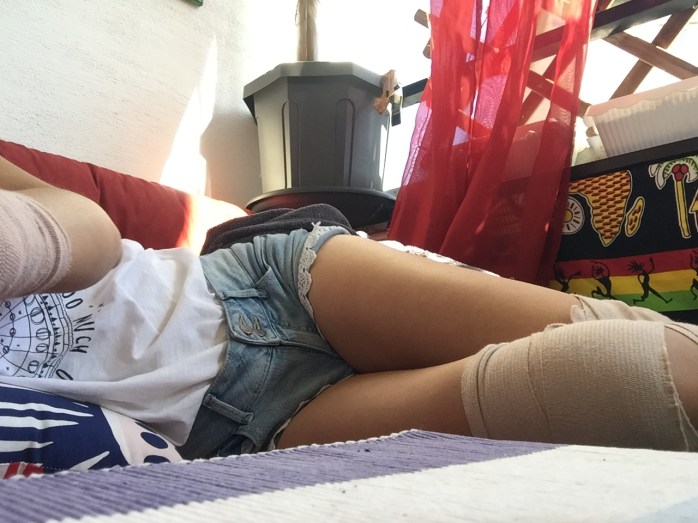 Arm und Beine in Bandagen, liegend.